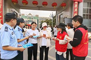 拜仁球迷在老特拉福德拉横幅：门票20镑就够了，50镑太过分了